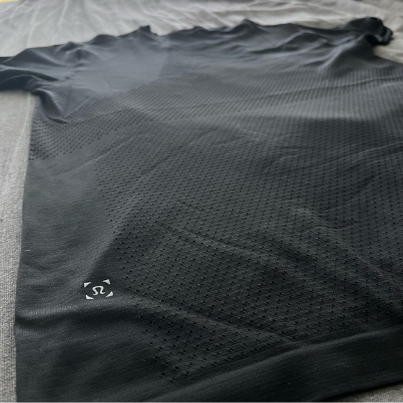 *SOLD on Mercari* Lululemon Metal Vent Breathe Short Sleeve in Black - Picture 4 of 8